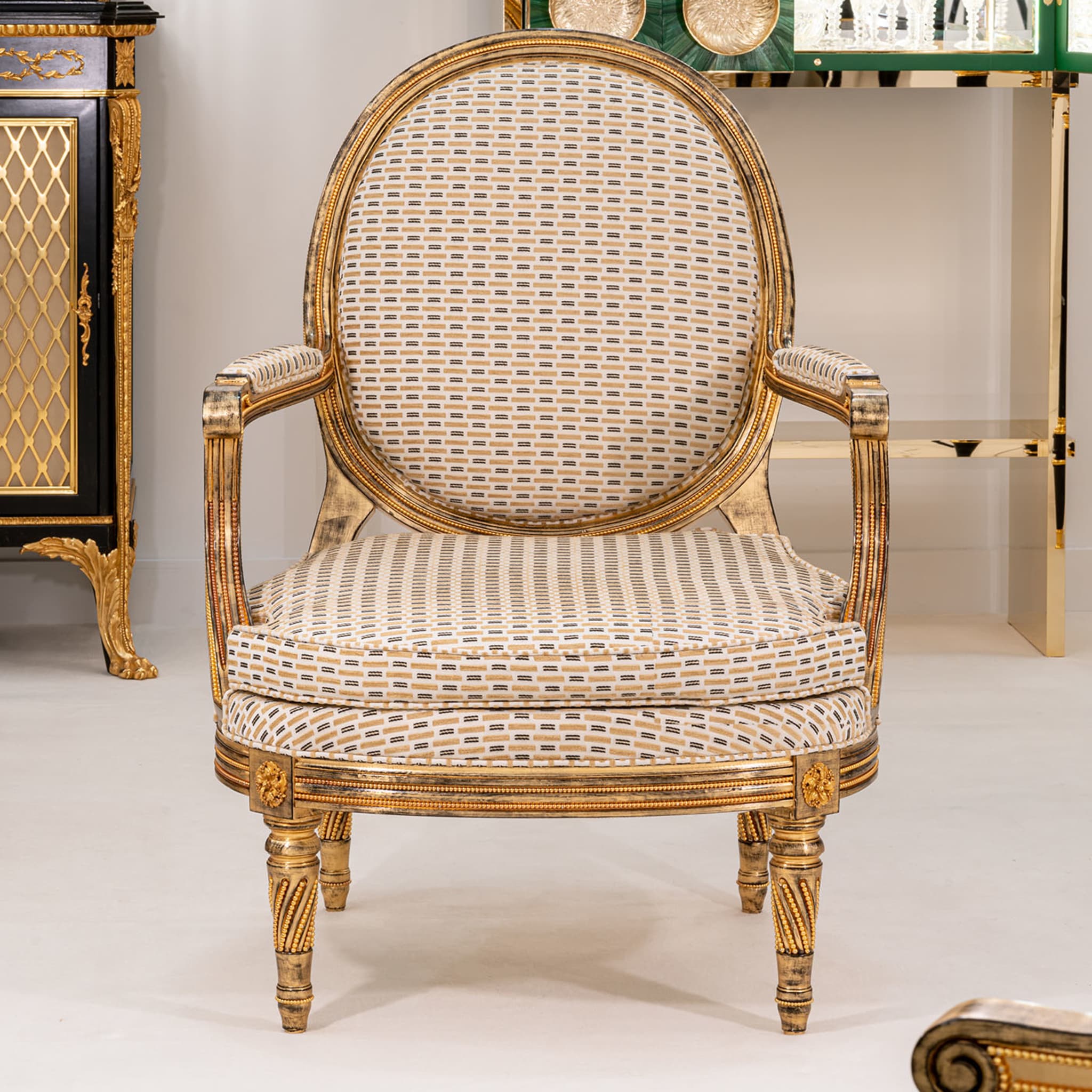 Goldener gemusterter Sessel im Louis XVI-Stil - Alternative Ansicht 4
