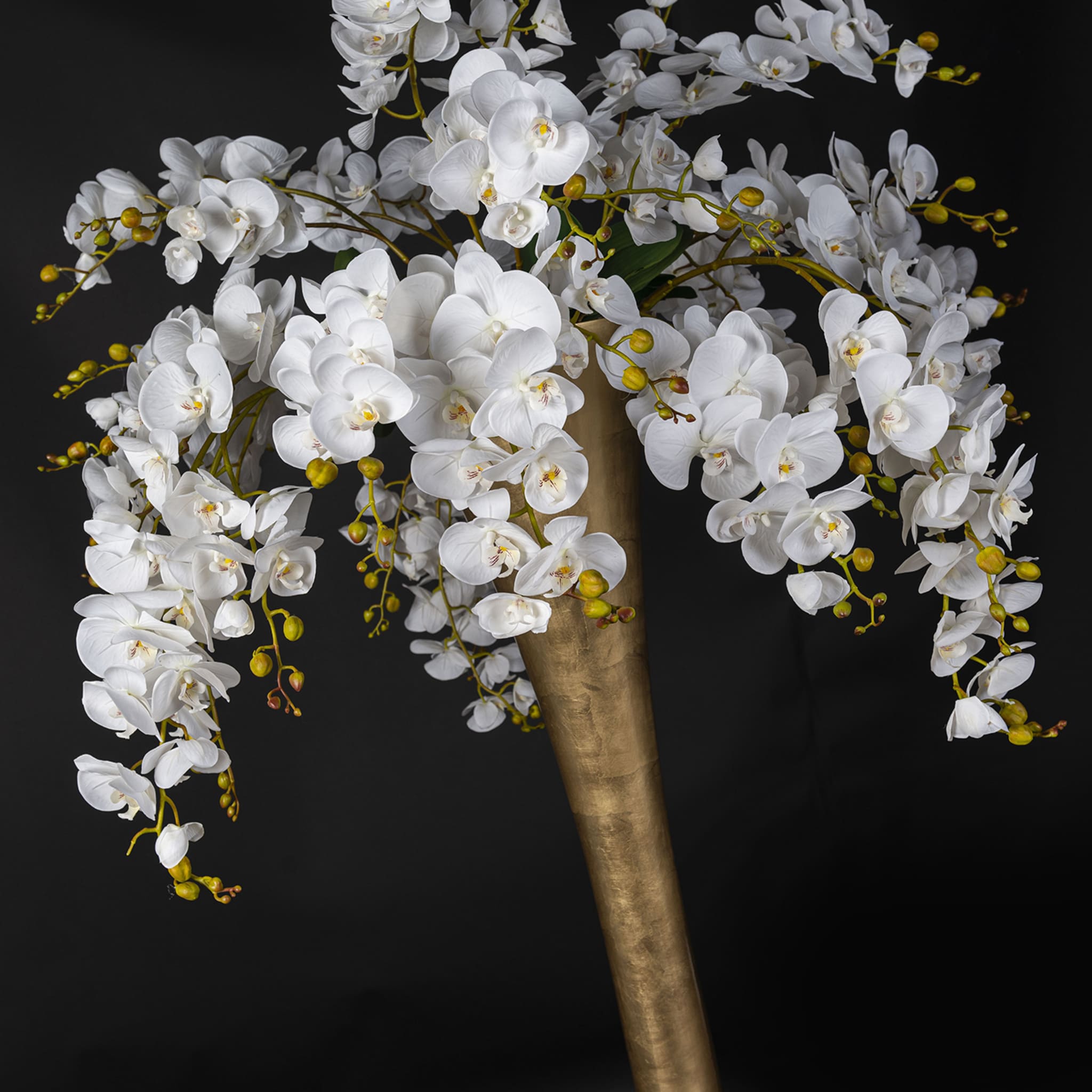 Eternity Madame Butterfly Faux Floral Komposition mit Gold Vase - Alternative Ansicht 4