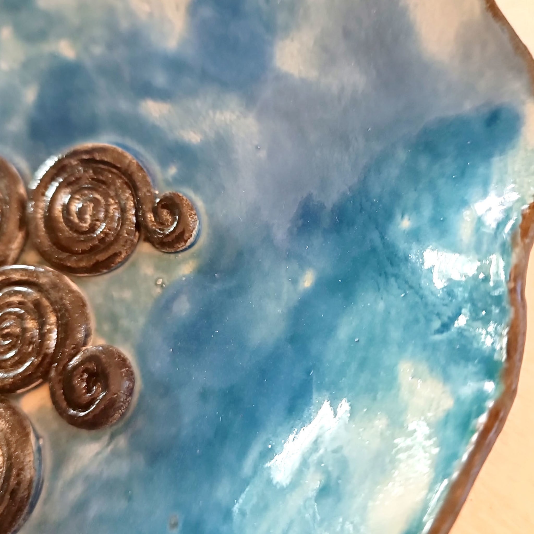 Dappled-Blue Decorative Plate with Golden Spirals - Alternative view 1