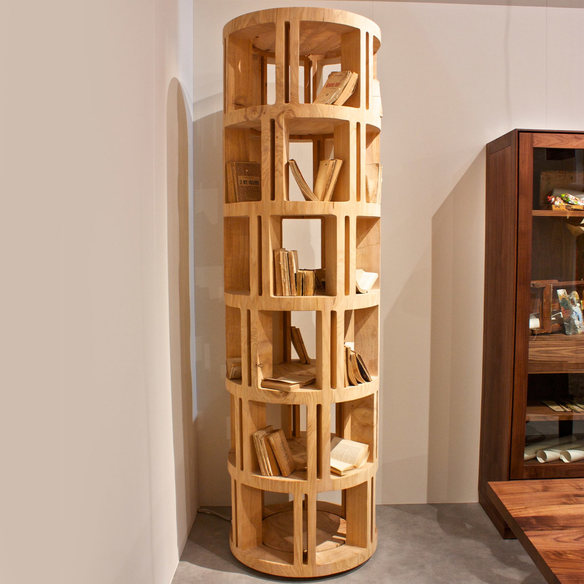Torre Lignea 7-Shelf Cedar Bookcase by Michele De Lucchi - Alternative view 4