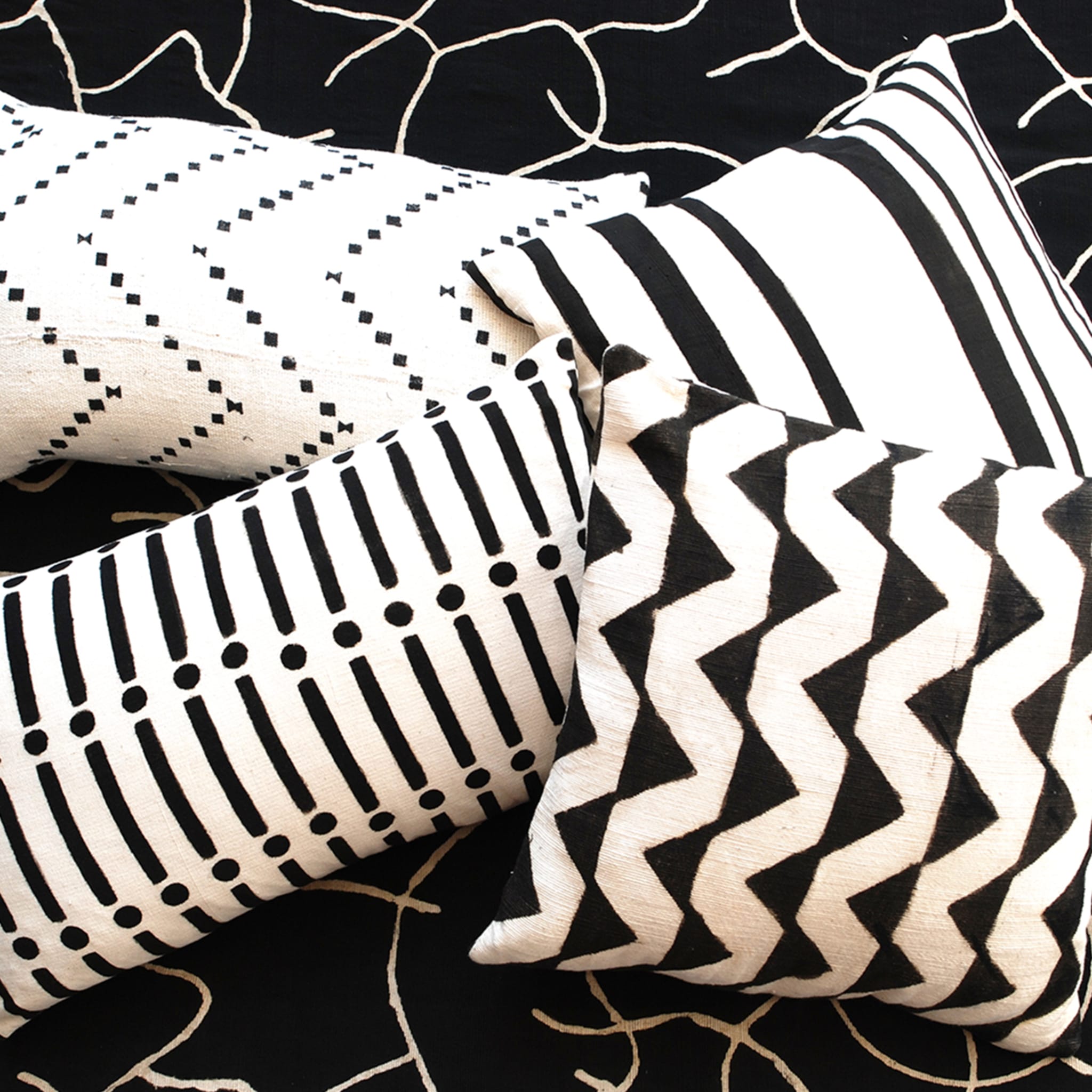 Handwoven Bianco Linee Cushion - Alternative view 1