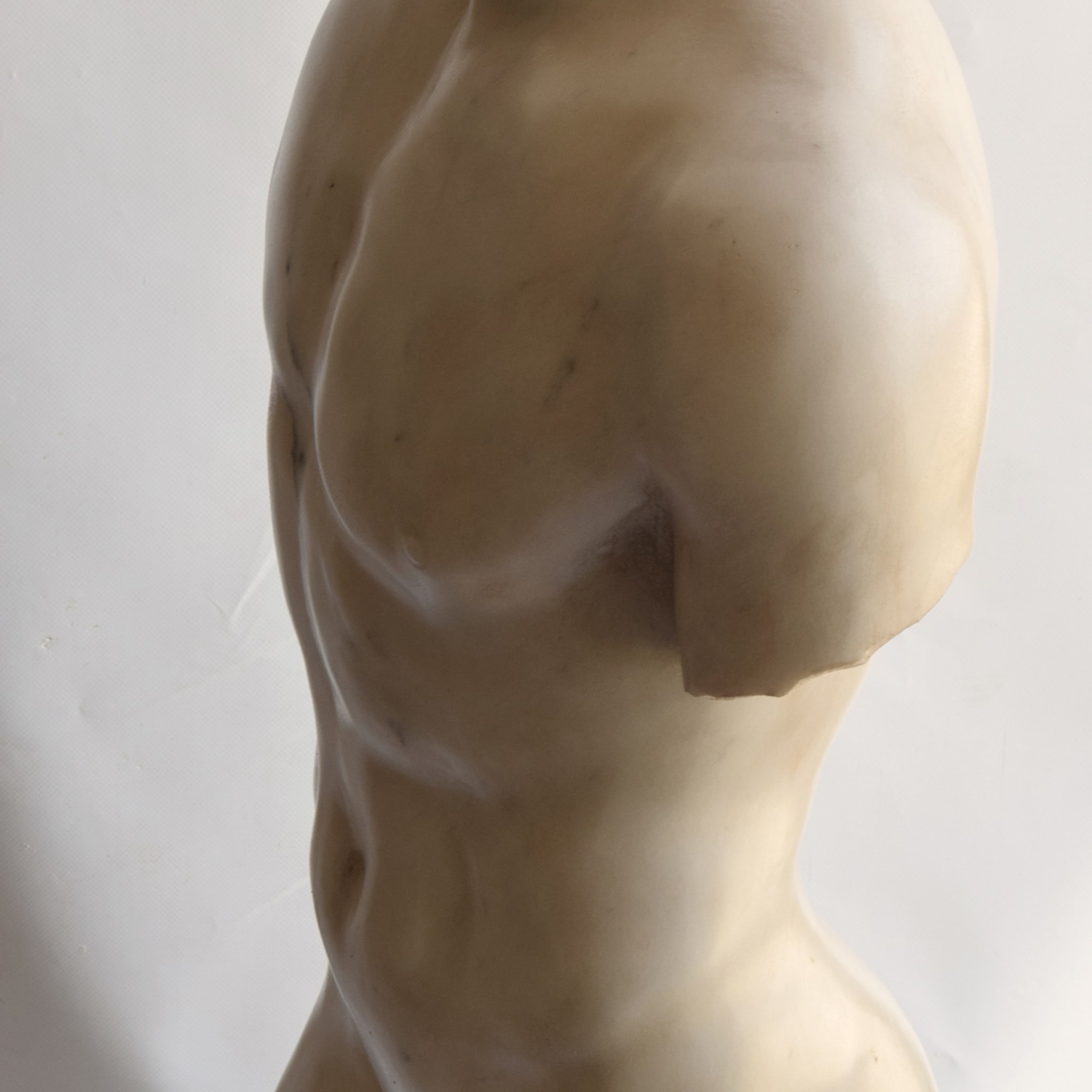 Sculpture de torse d'homme Eleusi - Vue alternative 2