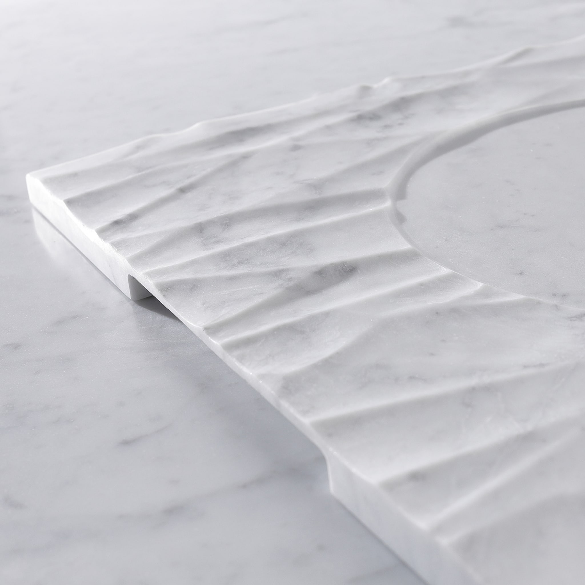 Piatto Q in marmo bianco di Carrara Palermo - Vista alternativa 3