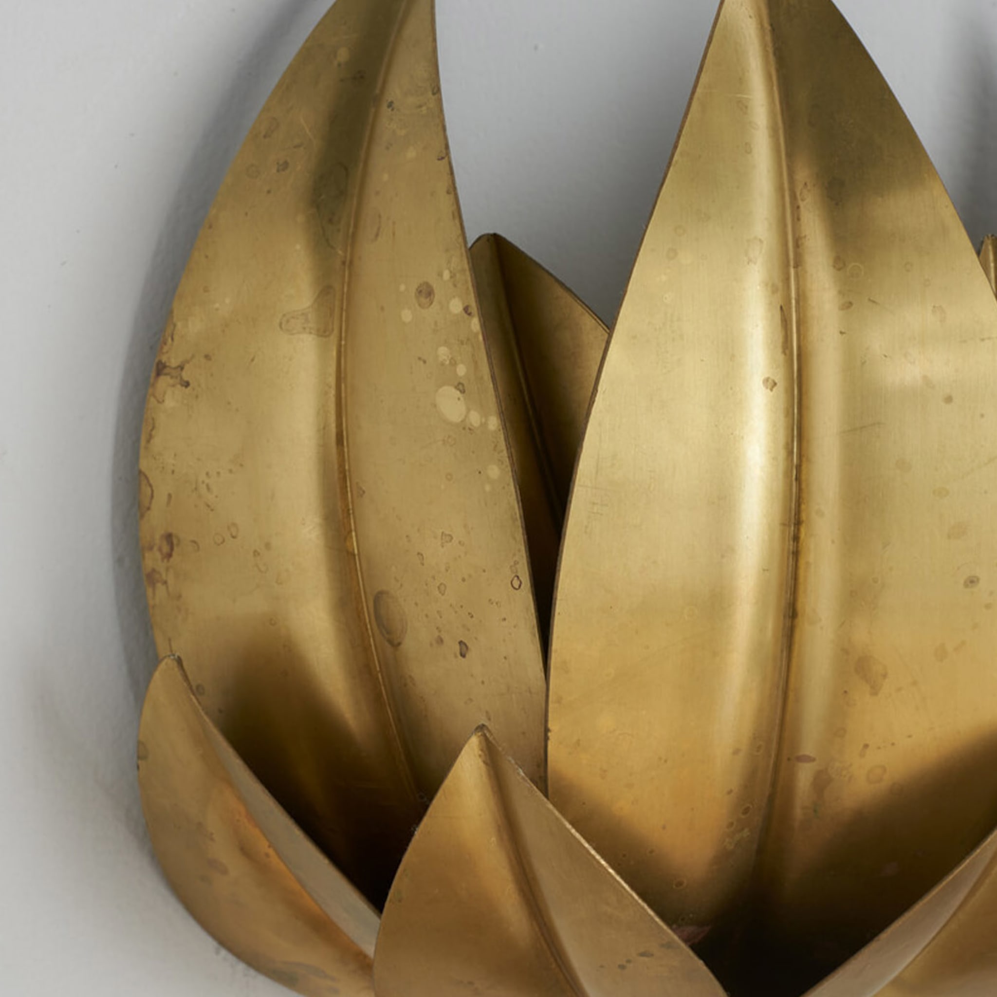 "Leaves" Wall Sconce in Antiquated Brass by Droulers Architecture - Alternative view 2