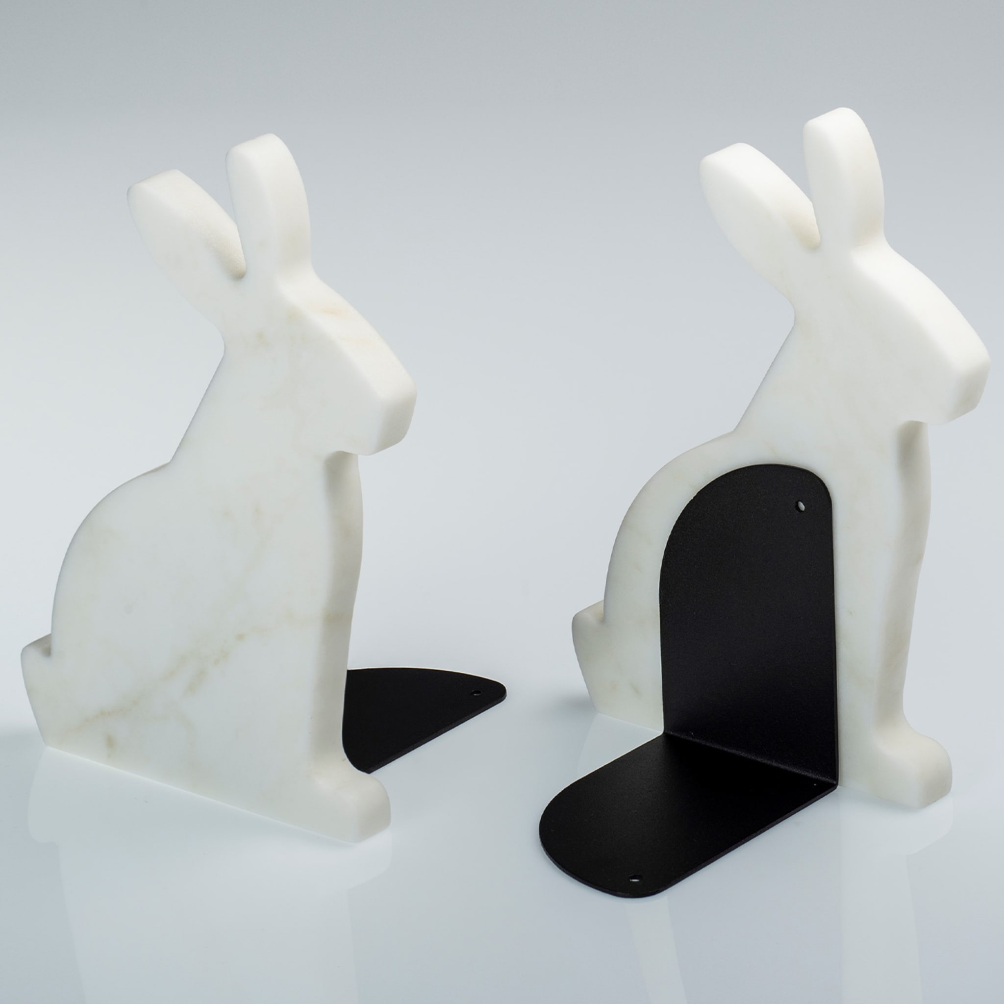 Fermalibro destro Bunny White Carrara di Alessandra Grasso - Vista alternativa 2