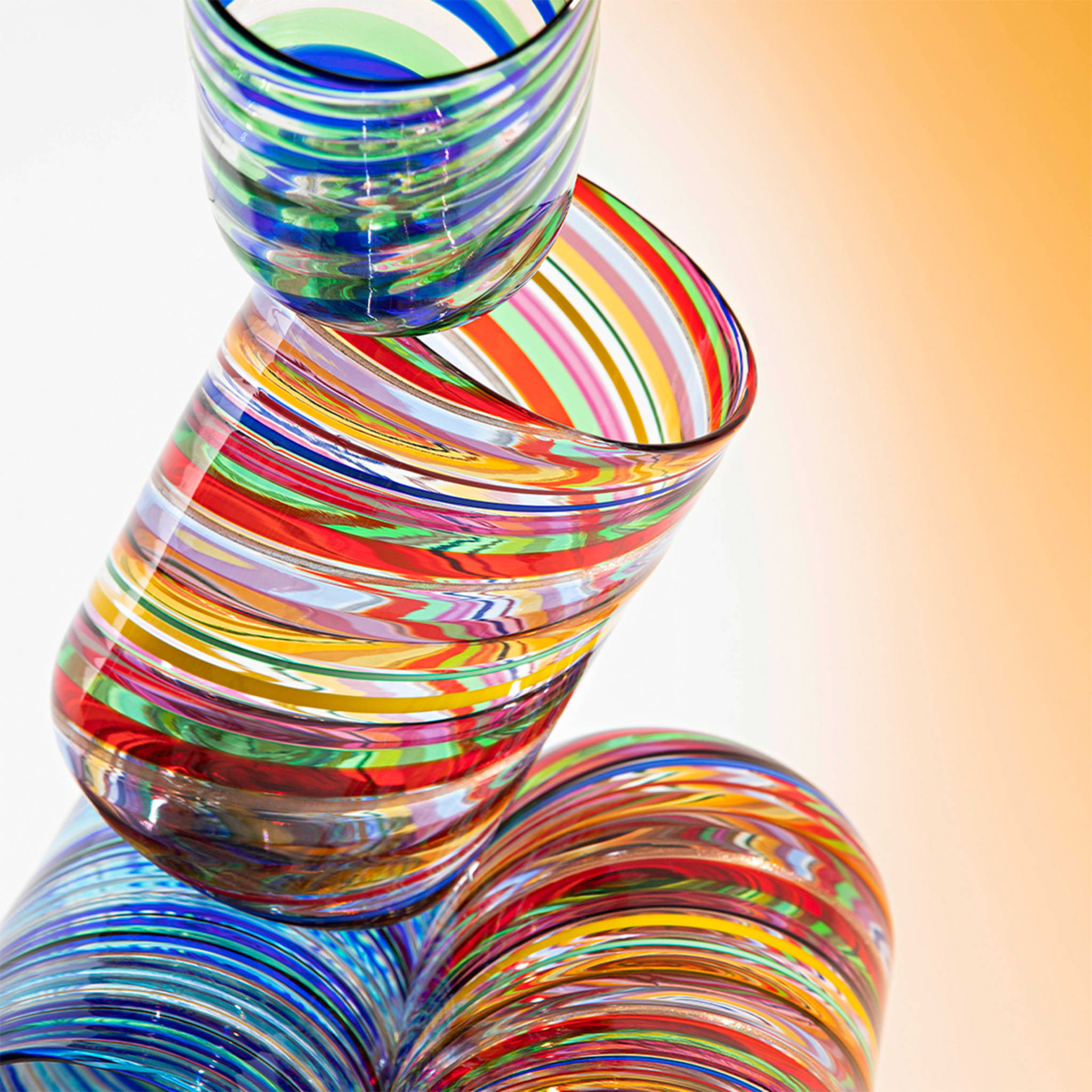 Set di 2 bicchieri da acqua multicolore soffiati a bocca con vortice arcobaleno  - Vista alternativa 2
