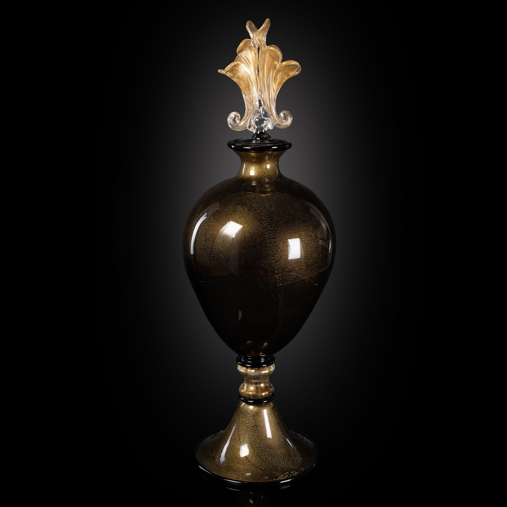 Stmat 24K Black &amp; Gold Vase à pied avec couvercle - Vue alternative 1
