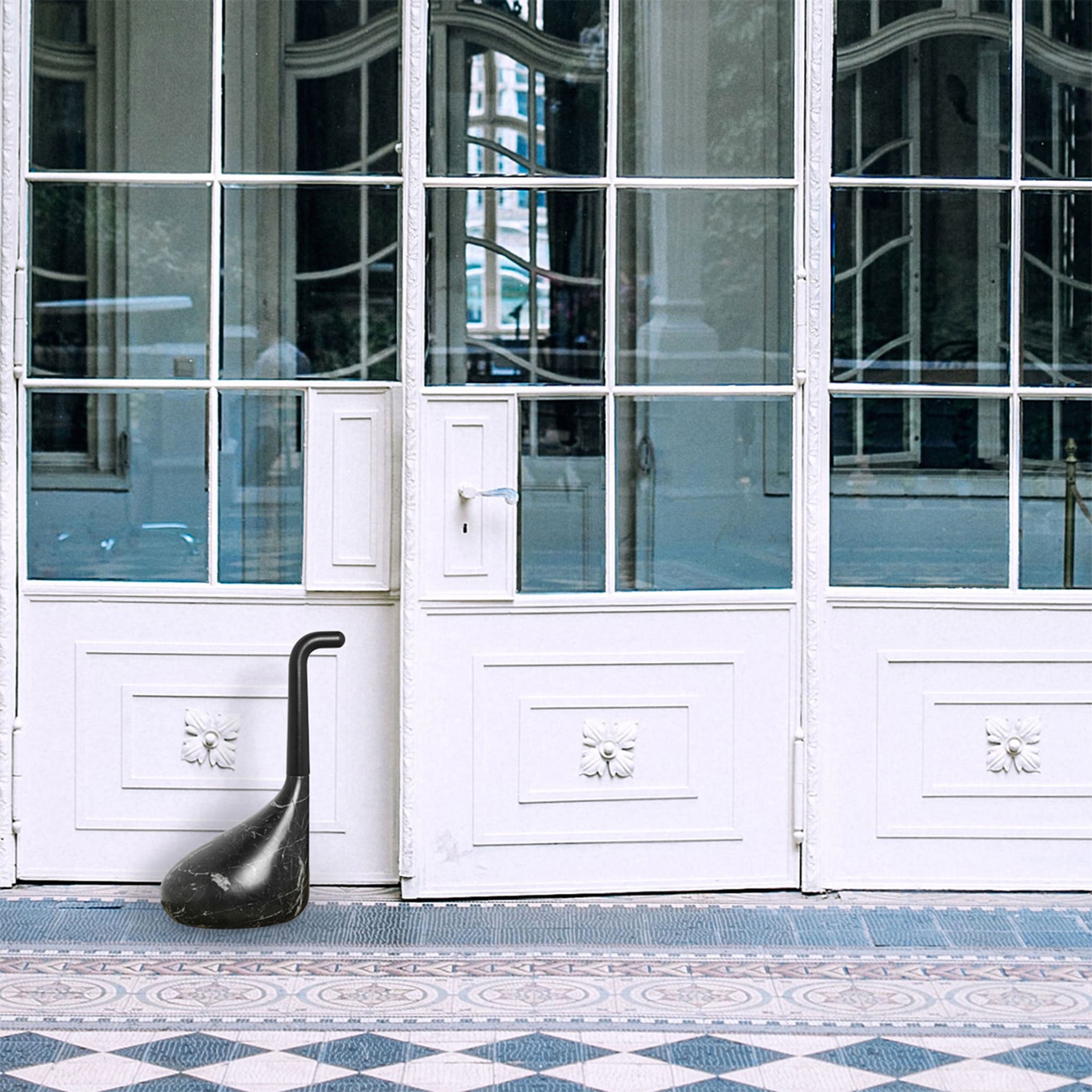 Butée de porte noire Nessie par Luca Nichetto - Vue alternative 4