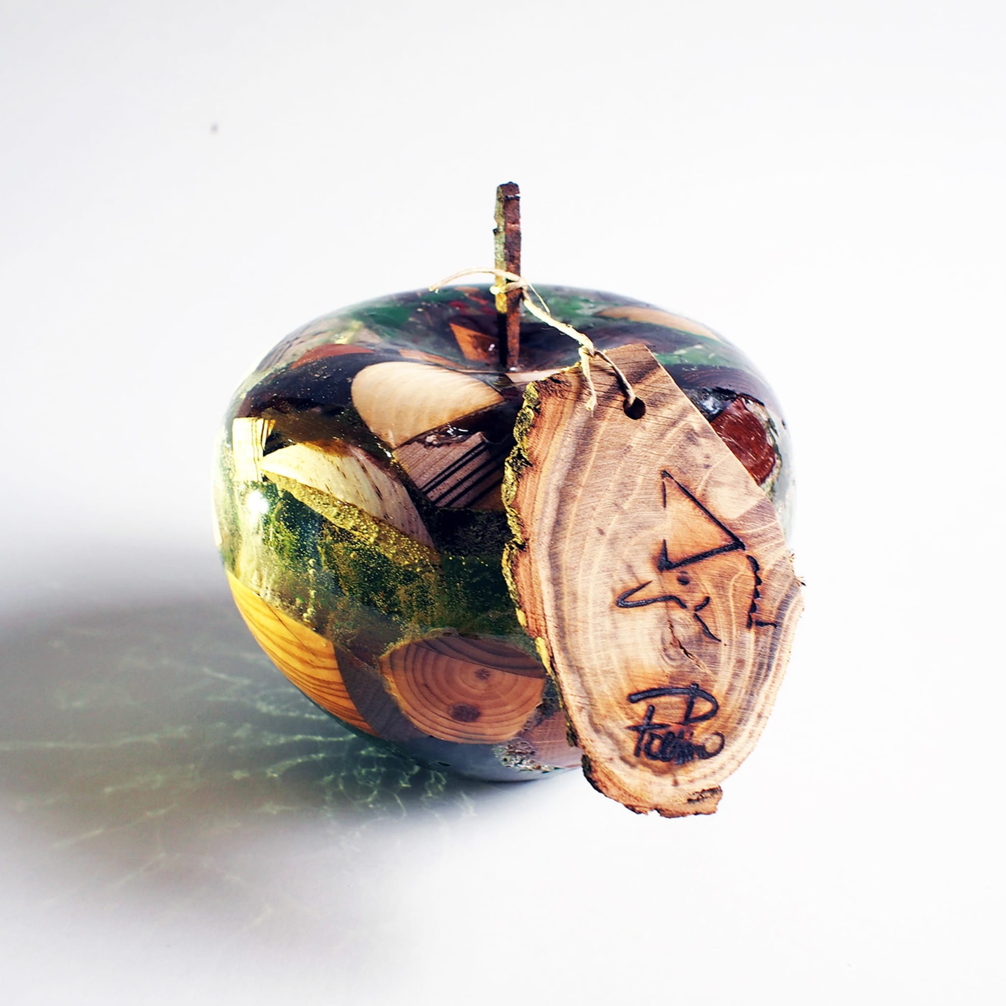 Escultura de manzana policromada en resina transparente - Vista alternativa 4