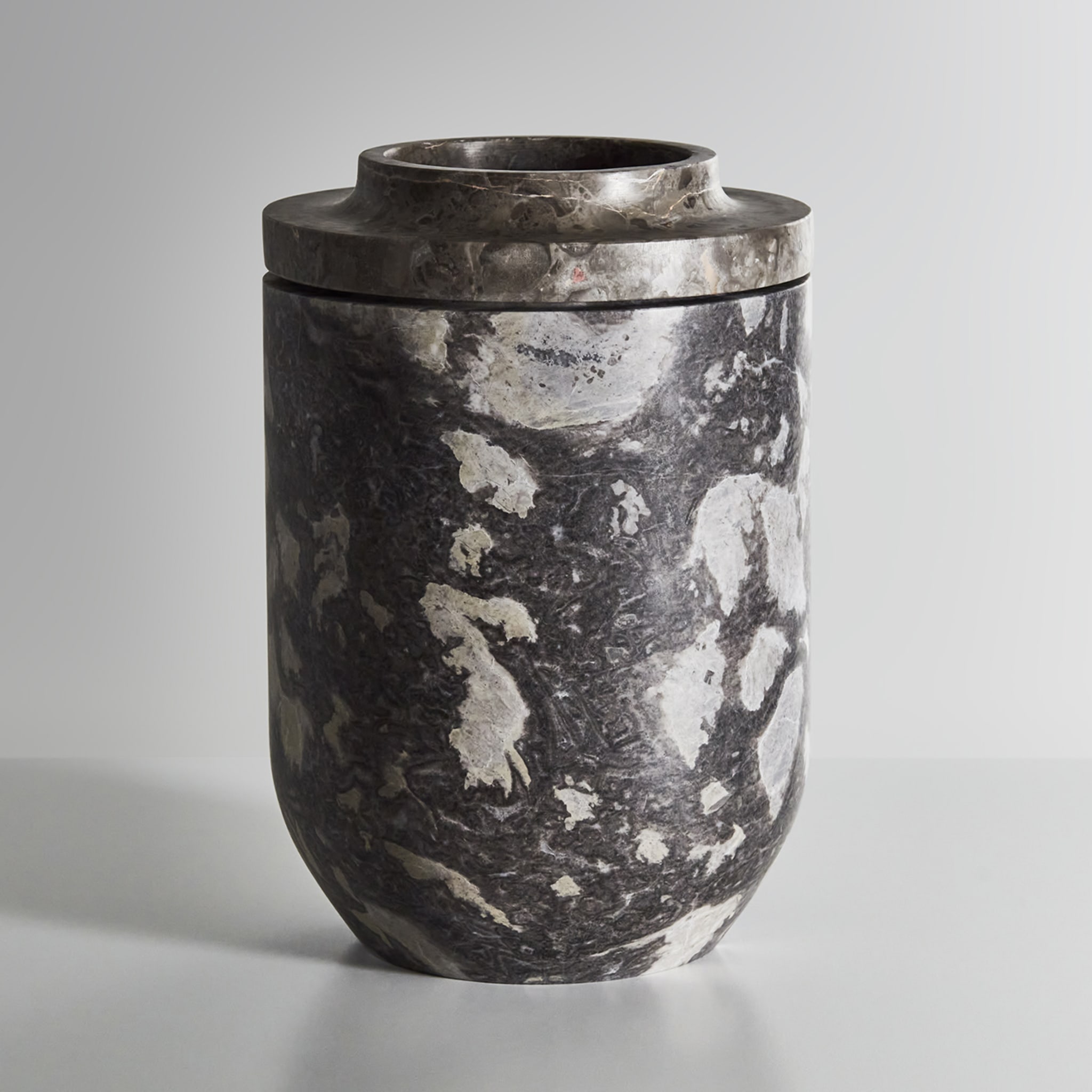 Royal Small Gray Vase by Christophe Pillet - Alternative view 3