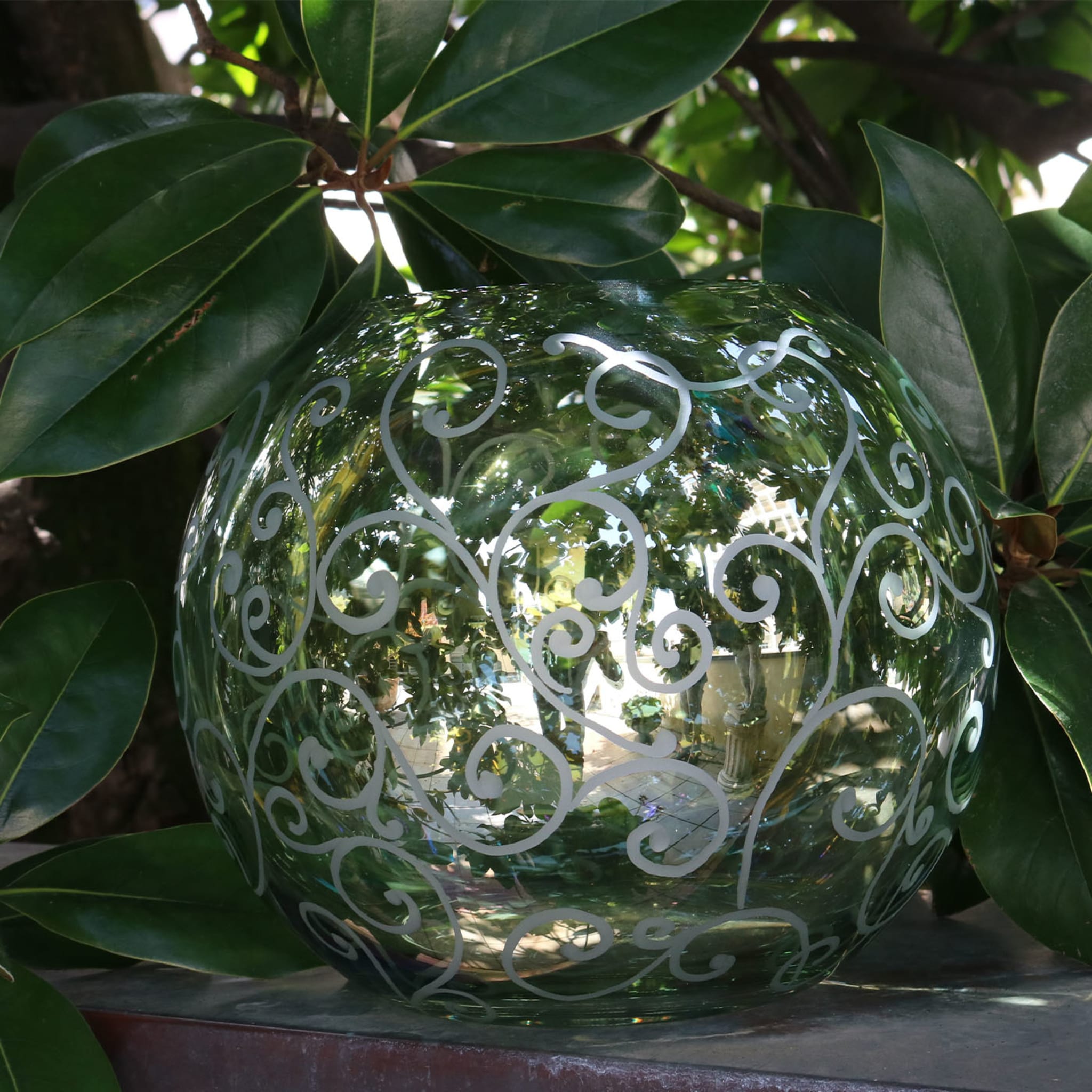 Vase sphérique en verre vert de Ritmica - Vue alternative 1