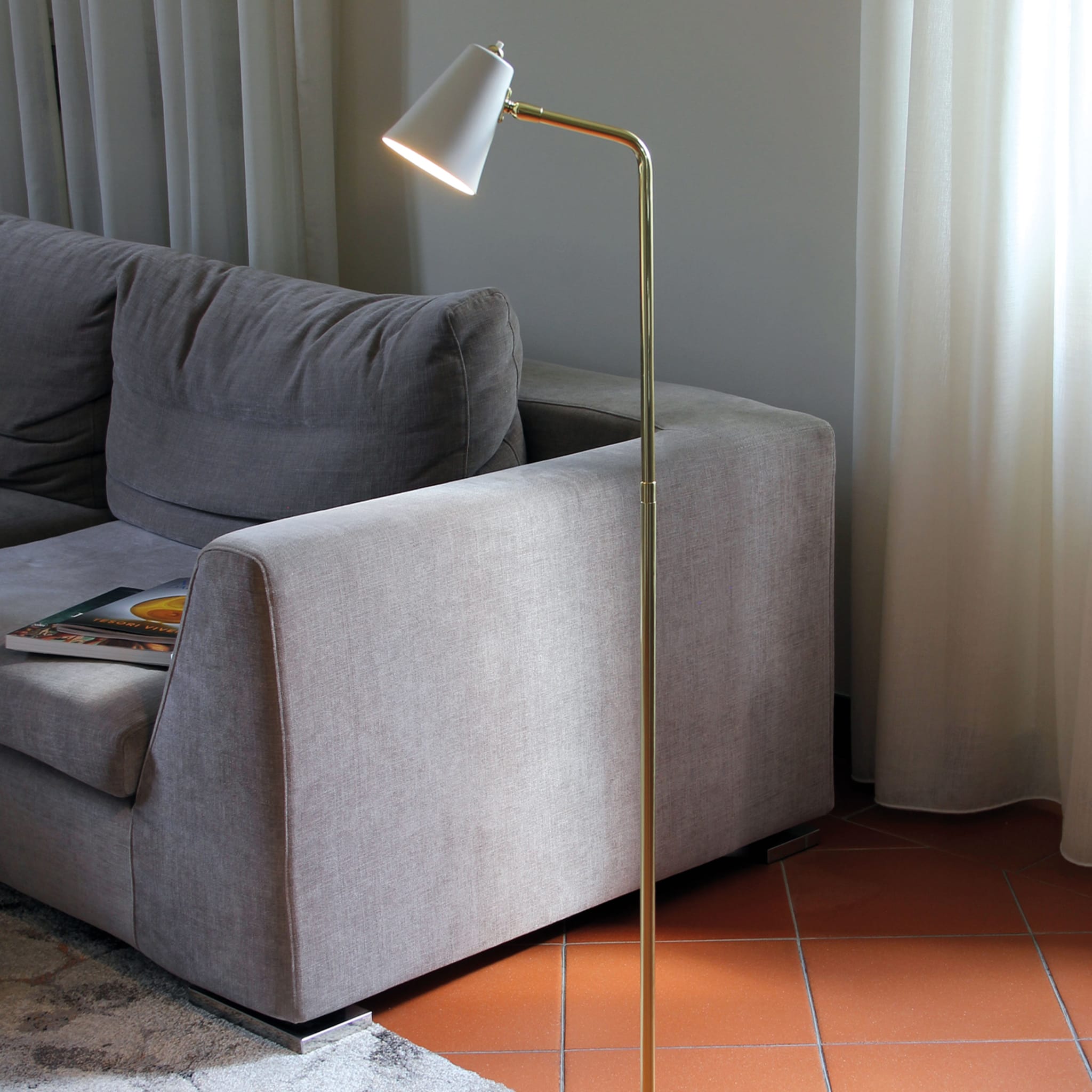 Read L Floor Lamp by Stefano Tabarin - Alternative view 1